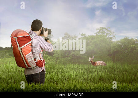 Jungen asiatischen Fotografen mit Rucksack nehmen eines Fotos auf der Wilden Stockfoto