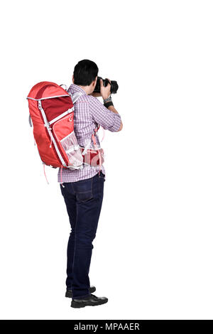 Bilder der asiatischen Fotografen mit Rucksack nehmen eines Fotos auf weißem Hintergrund Stockfoto