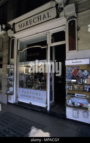 1988 historische SHOP FRONT Arkaden der Rue de Rivoli, Paris, Frankreich Stockfoto