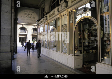 1988 historische SHOP FRONT Arkaden der Rue de Rivoli, Paris, Frankreich Stockfoto