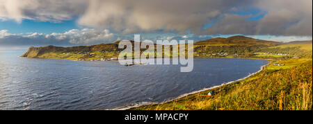 Dieses große, hochauflösende Panorama der Big Bay und das Dorf gleichen Namens auf der Isle of Skye wäre anständig arbeiten für Reisen Inhalt Stockfoto