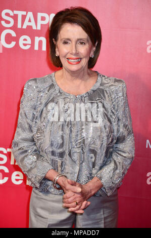 Nancy Pelosi 022 auf 2016 MusiCares Person des Jahres Abendessen zu Ehren Lionel Richie im Convention Center in Los Angeles. Februar 13, 2016 Nancy Pelosi 022 - - - - - - - - - - - - - Red Carpet Event, Vertikal, USA, Filmindustrie, Prominente, Fotografie, Bestof, Kunst, Kultur und Unterhaltung, Topix Prominente Fashion/Vertikal, Besten, Event in Hollywood Leben - Kalifornien, Roter Teppich und backstage, USA, Film, Stars, Film Stars, TV Stars, Musik, Promis, Fotografie, Bestof, Kunst, Kultur und Unterhaltung, Topix, drei Viertel, vertikal, eine Person, die vom y- Stockfoto