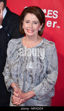 Nancy Pelosi 023 auf 2016 MusiCares Person des Jahres Abendessen zu Ehren Lionel Richie im Convention Center in Los Angeles. Februar 13, 2016 Nancy Pelosi 023 - - - - - - - - - - - - - Red Carpet Event, Vertikal, USA, Filmindustrie, Prominente, Fotografie, Bestof, Kunst, Kultur und Unterhaltung, Topix Prominente Fashion/Vertikal, Besten, Event in Hollywood Leben - Kalifornien, Roter Teppich und backstage, USA, Film, Stars, Film Stars, TV Stars, Musik, Promis, Fotografie, Bestof, Kunst, Kultur und Unterhaltung, Topix, drei Viertel, vertikal, eine Person, die vom y- Stockfoto