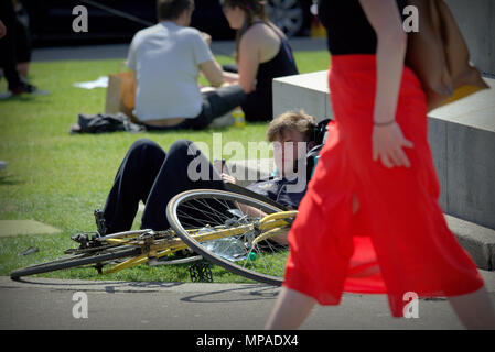 Deliveroo Radfahrer mit dem Rad ruht mit Mädchen im roten Kleid, George Square, Glasgow, Großbritannien Stockfoto