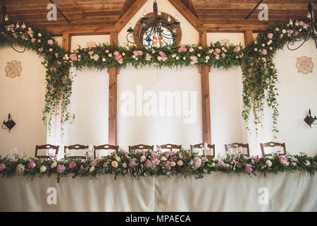 Luxus Hochzeit Dekoration mit Blumen und Glas Vasen und Anzahl der Einstellung an runden Tischen. Modalitäten der Dekorationen bei Hochzeit. teuer Catering. Platz für Text Stockfoto