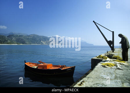 1988 historischen Fischer Flicken der Netze am Kai Rethymnon Kreta Griechenland Stockfoto