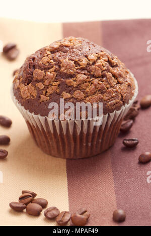 Chocolate Muffins und Kaffee Bohnen auf den Tisch Stockfoto