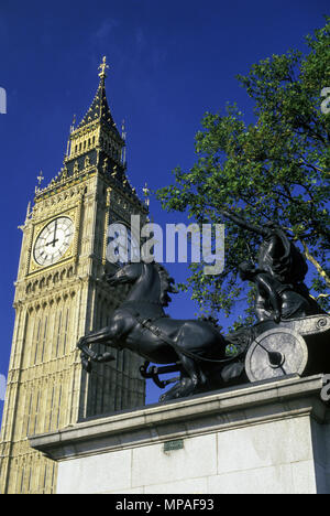 1988 HISTORISCHEN KÖNIGIN BOADICEA STREITWAGEN STATUE BIG BEN PARLAMENT LONDON ENGLAND GROSSBRITANNIEN Stockfoto