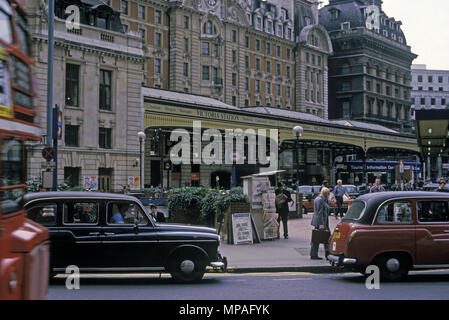 1988 historische VICTORIA BAHNHOF EINGANG Terminus Place London England Großbritannien Stockfoto