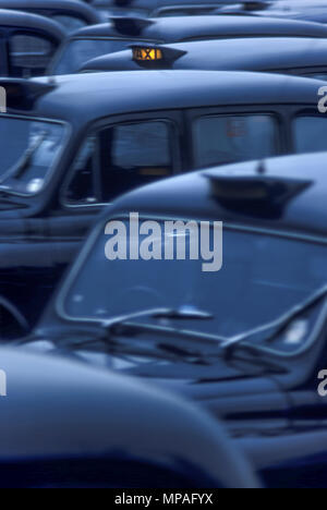 1988 historische EINZELNEN SCHWARZEN TAXI MIETWAGEN AUF EINE GRUPPE VON SCHWARZEN TAXIS LONDON ENGLAND GROSSBRITANNIEN Stockfoto