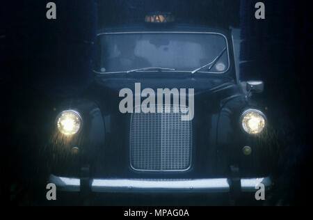 1988 historische EINZELNEN SCHWARZEN TAXI gehen durch automatische AUTOWÄSCHE LONDON ENGLAND GROSSBRITANNIEN Stockfoto