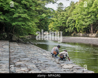 Isuzugawa Mitarashi. Besucher reinigen, mit klarem Wasser von Isuzu Fluss vor dem Gebet. Naiku, Ise Jingu, Mie, Japan Stockfoto