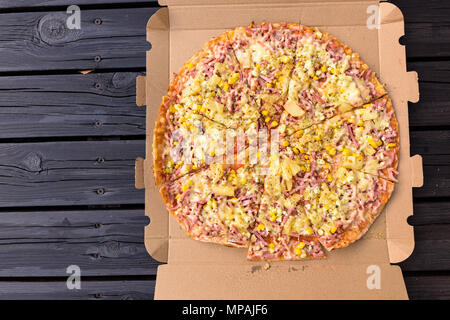 Lecker Pizza Hawaii direkt über Schuß Stockfoto