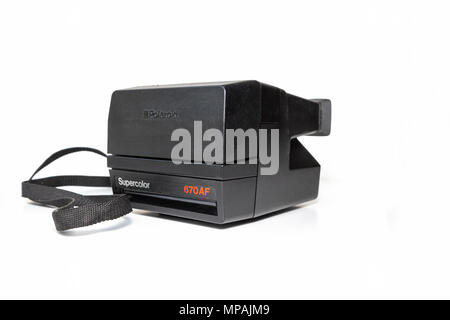 Polaroid Supercolor 670 AF film Kamera mit Gurt auf weißem Hintergrund Stockfoto