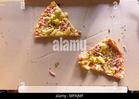 Lecker Pizza Hawaii direkt über Schuß Stockfoto