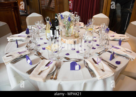 Hochzeit Frühstückstisch gekleidet und bereit für die Gäste auf einer Hochzeit Tag ankommen Stockfoto