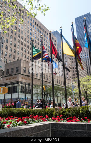 Internationalen Nation Flaggen angezeigt am Rockefeller Center, NYC, USA Stockfoto