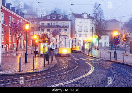 Gelbe Straßenbahnlinie 28 in Alfama, Lissabon, Portugal Stockfoto