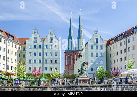 Berlin, Deutschland - 22. April 2018: Nikolaiviertel (Nicholas' Quartal) von alt-berlin als von der Spree mit rekonstruierten historischen Häuser gesehen, Nikola Stockfoto