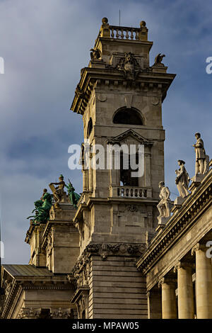 Die Details der Fassade des Ethnographischen (Neprajzi) Museum am Kossuth tér in Budapest, Ungarn. Stockfoto