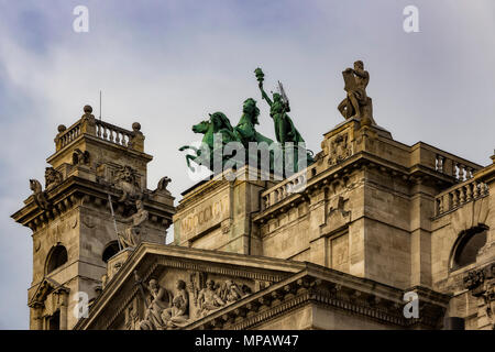 Die Details der Fassade des Ethnographischen (Neprajzi) Museum am Kossuth tér in Budapest, Ungarn. Stockfoto