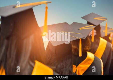 Die Absolventen der Universität, Himmel Hintergrund gratulierte Stockfoto