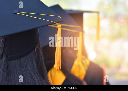 Die Rückseite Bild der Absolventen tragen eine gelbe Quaste Hut. Stockfoto