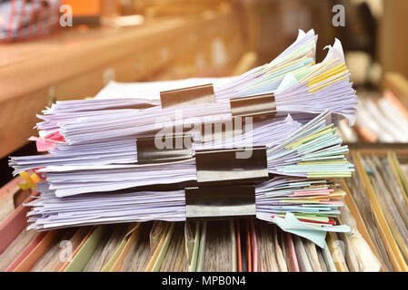 Stapel Dokumentdatei und schwarz Büroklammer Tempo auf Schrank im Büro. Stockfoto