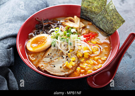 Ramen Schüssel mit Nudeln und Schweinefleisch Stockfoto