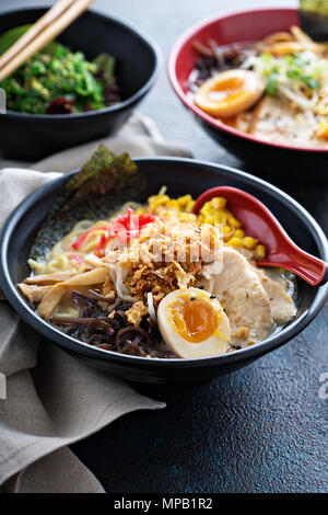 Würzige ramen Schüsseln mit Nudeln, Schwein und Huhn Stockfoto