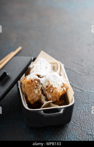 Im asiatischen Stil frittierte Krapfen mit Puderzucker Stockfoto