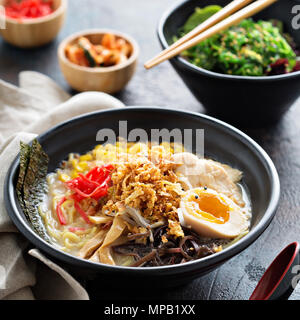 Würzige ramen Schüssel mit Nudeln und Huhn Stockfoto