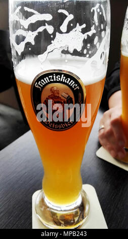 Halb volles Glas Weißbier Stockfoto