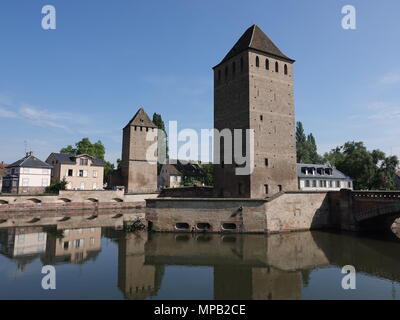 Brick Türme entlang der Ill, die übrigen Teile der alten Befestigungsanlagen, Straßburg, Frankreich Stockfoto