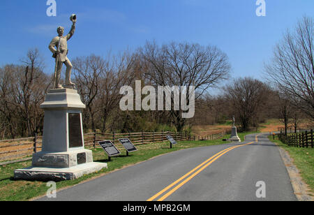 Mansfield Ave Winde durch Antietam National Battlefield und zeigt viele Denkmäler, die Ehre, die Teilnehmer des großen Amerikanischen Bürgerkrieg Schlacht Stockfoto