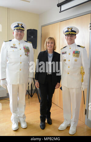 United States Senator Maggie Hassan steht mit dem ehemaligen und aktuellen befehlshabenden Offizieren der Coast Guard Cutter Campbell während der Änderung des Befehls Zeremonie Samstag, 8. April 2017, an der Portsmouth Naval Station in Portsmouth, New Hampshire. Das Patrouillenboot Campbell (WMEC-909) ist eine 270-Fuß-medium endurance Cutter homeported in Portsmouth, NH. Stockfoto