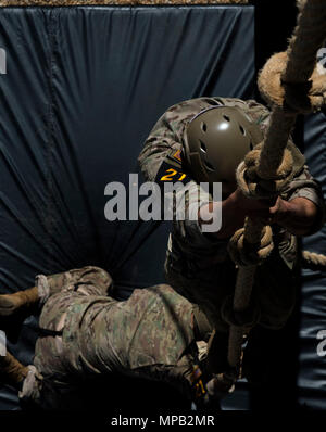 U.S. Army Rangers aus dem 7 Infanterie Division Aufstieg ein Seil an einem Hindernis Kurs während der besten Ranger Wettbewerb 2017 an Ft. Benning, Ga, April 8, 2017. Die 34. jährliche David E. Grange jr. Am besten Ranger Wettbewerb 2017 ist eine dreitägige Veranstaltung, bestehend aus Herausforderungen Wettbewerber des körperlichen, geistigen und technischen Fähigkeiten. Stockfoto
