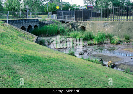 In der stürmischen Jahreszeit dieses Entleeren füllt bis zur obersten Ebene. Es fließt in die Bremer River und dann auf dem Brisbane River Stockfoto