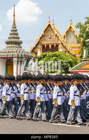 Thailändische Soldaten in weißen Uniformen auf Parade vor dem Grand Palace in Bangkok, Thailand Stockfoto