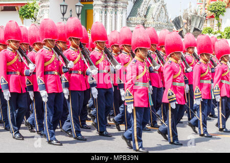 Thailändische Soldaten in rosa Uniformen auf Parade vor dem Grand Palace in Bangkok, Thailand Stockfoto