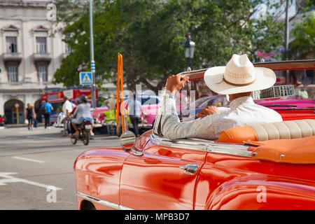 Classic 1950s Auto vor der Hauptstadt Gebäude in der Altstadt Havanna Kuba Stockfoto