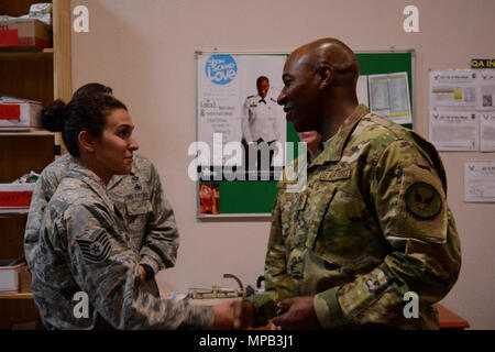 Technische Sergeant Lindsay Olivieri ist eine Münze von Chief Master Sergeant Wright vorgestellt, der Befehl Chief Master Sergeant der US-Luftstreitkräfte in Europa und Afrika, an einem stillen in Südwestasien, April 9, 2017. Die 386 Expeditionary Aircraft Maintenance Gruppe besteht aus Flieger aus mehreren Einheiten, einschließlich der 145 Airlift Wing von North Carolina. Stockfoto