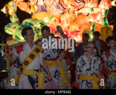 Akihiko Onodera, der Bürgermeister der Stadt Aomori, Links, führt eine kleine Nebuta Parade während der 30. jährlichen Japan Tag in Misawa Air Base, Japan, April 7, 2017. Zum ersten Mal überhaupt, Misawa Bewohner zog eine nebuta Herabsinken der Basis Street, in Bekräftigung der verpflichten, das Vertrauen und die Freundschaft zwischen den USA und Japan. Stockfoto