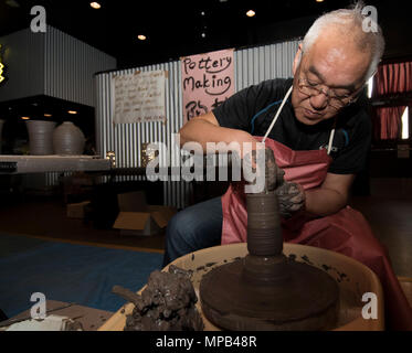 Ausblenden Chika, ein aomori Potter, erstellt eine keramiktasse während des 30. jährlichen Japan Tag in Misawa Air Base, Japan, April 8, 2017. Zusammen mit Keramik, Teilnehmer nahmen bei der Erstellung von Japanischen Drachen, Stickerei und origami Basteln mit der lokalen Gemeinschaft. Stockfoto