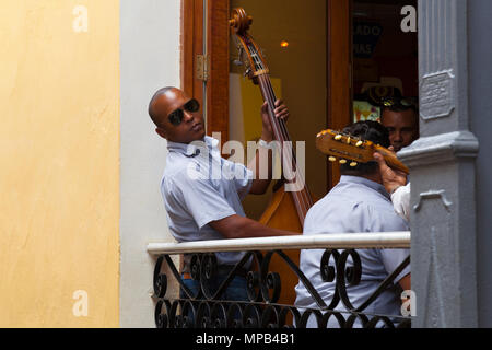 Kubanische Mann spielt Instrument in einer Band auf der Plaza Vieja, Havanna Kuba Stockfoto