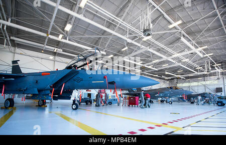 Last Mannschaften in Aktion zu Beginn des Team Eglin Waffen laden Wettbewerb 7. April mit Eglin Air Force Base, Fla. Teams aus der 96. und 33. Test Wing Fighter Wing konkurrierten, um zu sehen, wer die Last kann zwei Waffen auf ihre benannten Flugzeug am schnellsten und mit den geringsten Fehler. Die 33 FW-Team als Basis Meister wiederholt. Stockfoto