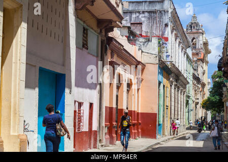 Autos und lokale Kubaner auf der Straße in Havanna, Kuba Stockfoto