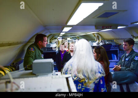 Us Air Force Major Charles Loiacono Jr. (links) und 1. Lt. Kellyn Hall von der 128 Airborne Command und Control Squadron, 116. Air Control Wing, Georgia Air National Guard, host Mitglieder der Mannschaft JSTARS-Taste Ehegatten Programm für eine Tour durch die E-8C, Joint Surveillance Target Attack Radar System und anderen Staffeln in den Flügel, 8. April 2017, Robins Air Force Base, Ga. Die Luftwaffe Key Partner Programm ist ein offizieller Air Force Einheit Familie Bereitschaft Programm zur Mission Bereitschaft und die Ausfallsicherheit zu erhöhen und ein Gefühl der Gemeinschaft begründen. Stockfoto