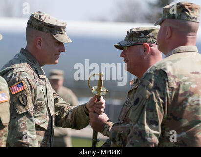 Command Sergeant Major Mark W. Bowman von Plainfield, Illinois, übergibt eine zeremonielle Schwert an Generalmajor Michael Zerbonia von Chatham, Illinois, Assistant Adjutant General-Armee, Illinois National Guard, bei einem Wechsel der Verantwortung Zeremonie in Marseille, Illinois, am 8. April.  Bowman, wandte sich die Verantwortung der staatlichen senior eingetragene Position über Command Sergeant Major Sean P. Carney von Oak Park, Illinois Stockfoto