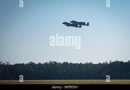 Maj. Matthew Shelly, 23 Flügel Direktor der Kontrollen und der Kapitän Christopher Shelly, 76th Fighter Squadron chief von Normen und Bewertungen, in A-10 C Thunderbolt IIs, 8. April 2017, auf der Moody Air Force Base, Ga. Die Brüder in Ausbildung flog zum ersten Mal zusammen, ihren Kindheitstraum zu erfüllen und gleichzeitig auch die Gesamtkraft Integration beitragen, die Verwendung mehrerer Komponenten der Luftwaffe, die Active Duty, Reserve oder Guard gehören können. Stockfoto